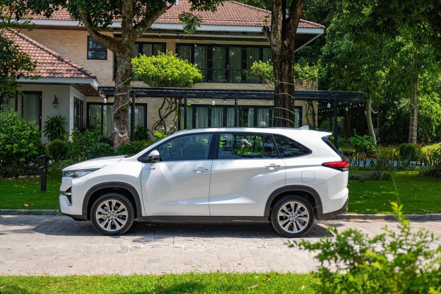 Toyota Innova Cross 6 hong