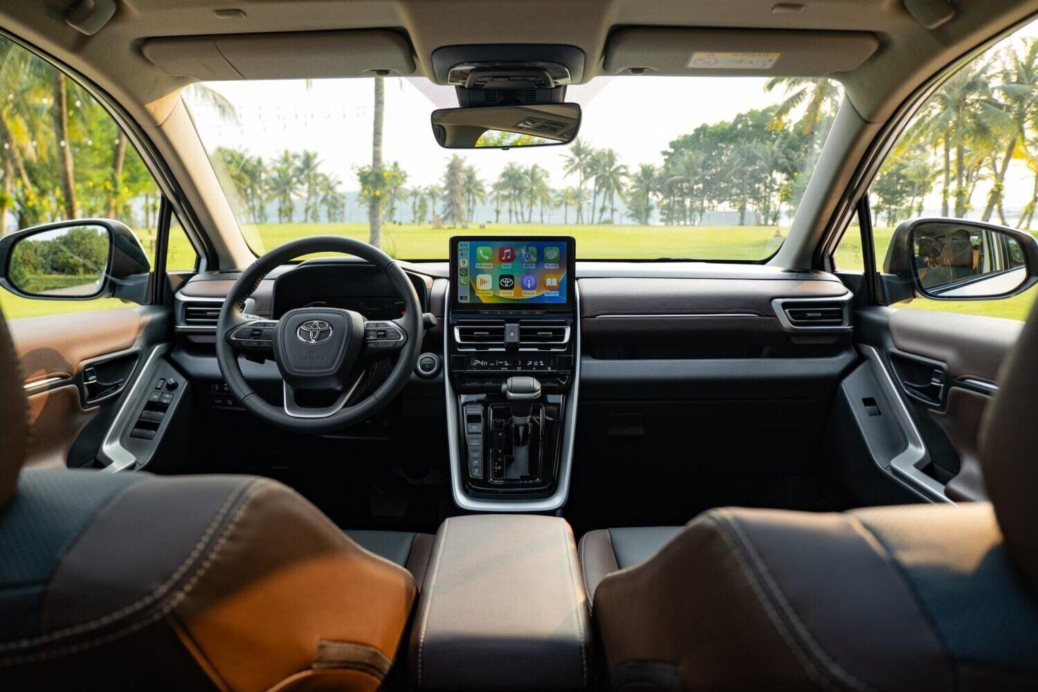 Toyota Innova Cross 8 khoang lai